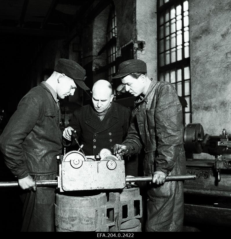 Factory Volta Mechanics Department of Repair Engineering Mechanics n. Lopakin and lockers V. Ulp, h. Silvet at his work.