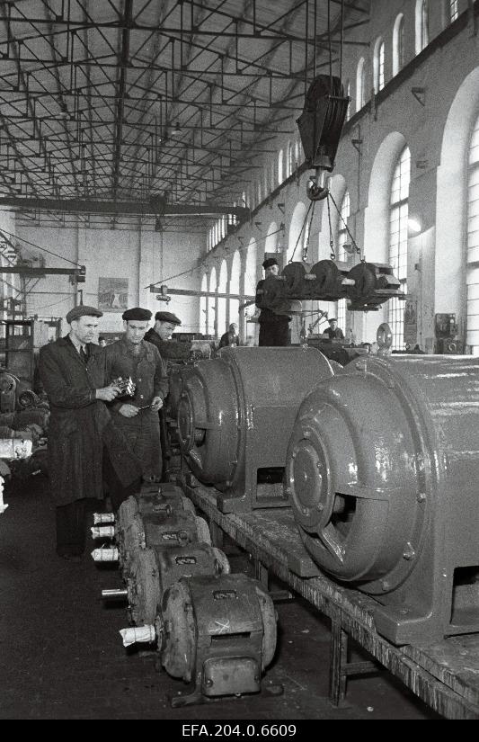Installation of electric motors at the factory Volta in the Check of large machines.