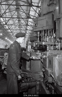 U. Heinsoo, young employee of the normal machinery of the Volta factory.  similar photo