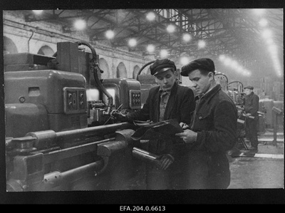 Volta factory front automatic line regulators Ingmar Härma (best) and Venjamin Tšistogradov are working.  similar photo