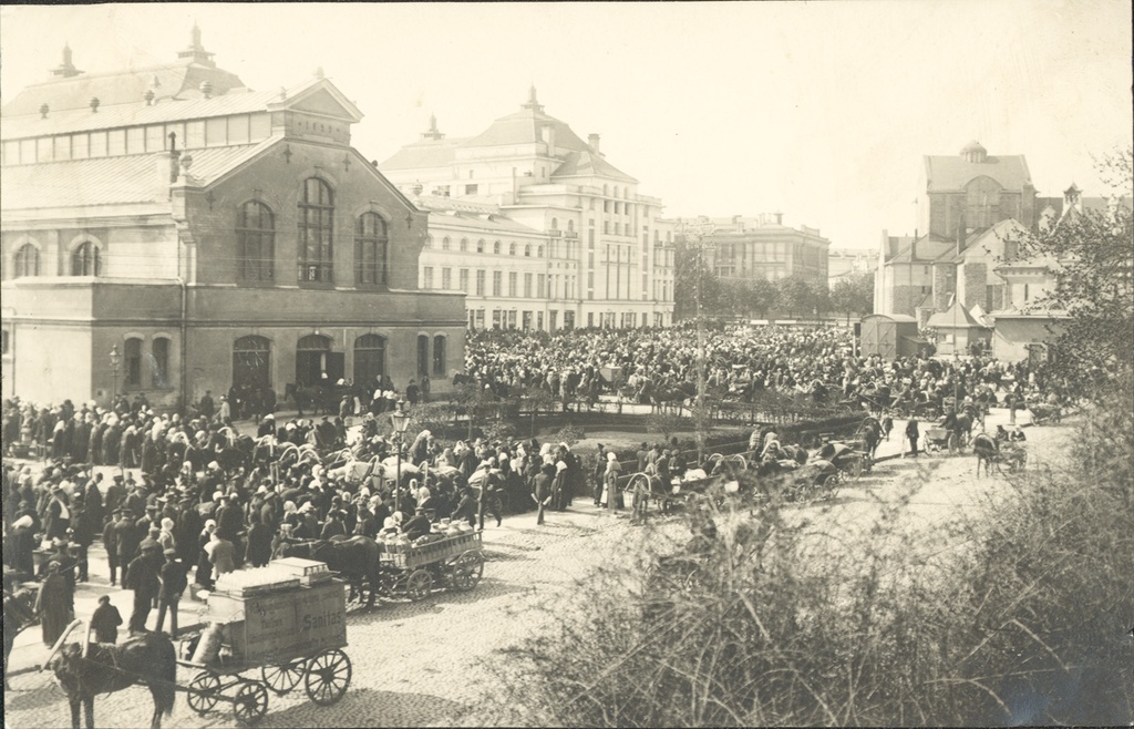 TLA 1465 1 106 - View of Tallinn market: market building, "Estonia" and German theatre