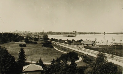 TLA 1465 1 6693 View of the city probably from the Favorita (Narva mnt 108) street. On the right side of the Pirita road is the memorial edge of Russalka, on the left Kadrioru park. In the backyard, the port - a view of the city probably from the Favorita (Narva mnt 108) street. On the right side of the Pirita road is the memorial edge of Russalka, on the left Kadrioru park. Backyard swimming houses, port  duplicate photo