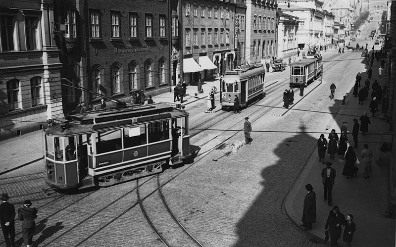 Tram trailers on Aura Street; street view