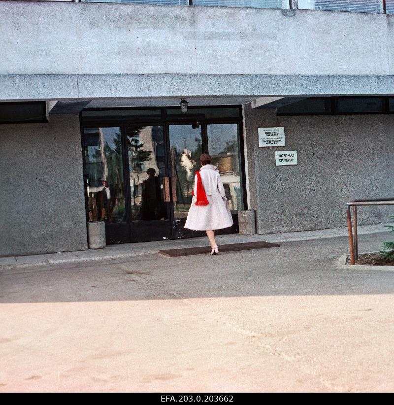 A scene from the Tallinn film game "The time to live, the time to love". Debora (Aida Zars) enters the hospital.