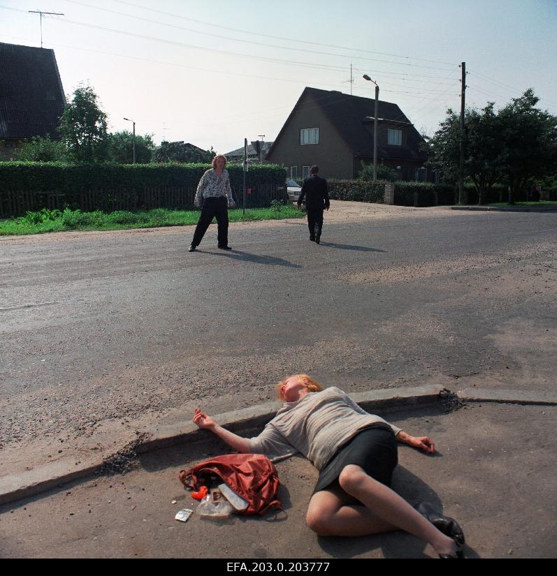 Game film "Only for crazy or merciful sister". After the fight, the attacker, Johani äi Viktor (Mihkel Smeljanski), leaves Rita (Margarita Terehhova), to whom Johan (Hendrik Toompere Junior) approaches.