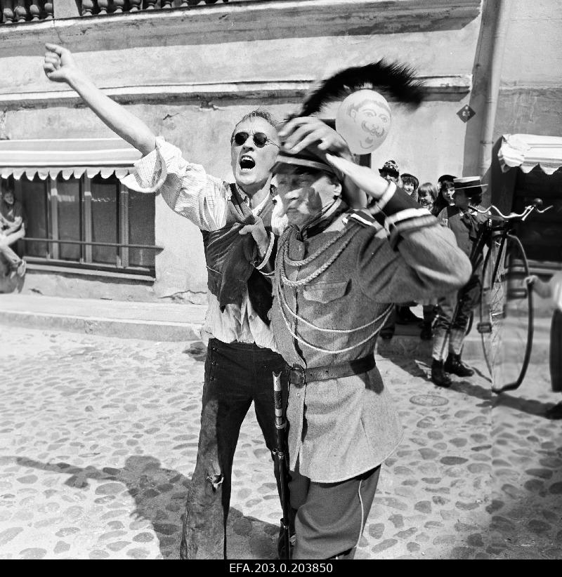 Tallinn movie "Arabella, the daughter of the robbery". Pilliman (Sulev Luik) and sandarm (Voldemar Paavel).