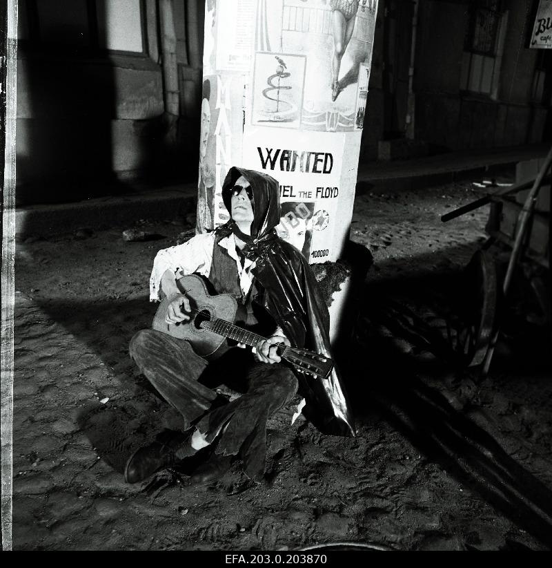 A scene from the Tallinn film game film "Arabella, the daughter of the robbery of the sea". Pilliman (Sulev Luik) tells the story.