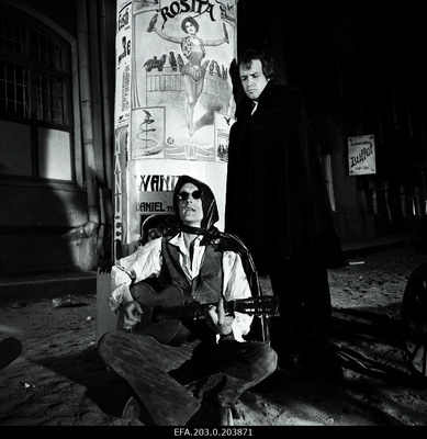 A scene from the Tallinn film game film "Arabella, the daughter of the robbery of the sea". Denmarkel Tina (Lembit Peterson) listens to the story of the Sulev Luik.  similar photo