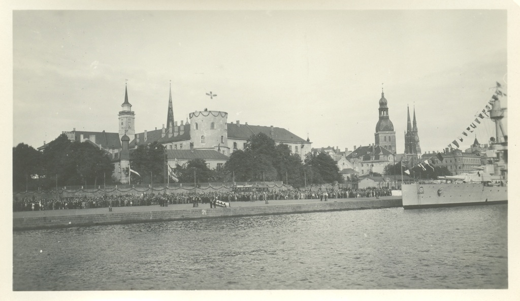 The skymtar of Drottning Victoria till h under kung Gustaf V's statsbeck i Riga i slutet av June 1929; it ́s sky Fo229167 och Fo229417A från dills.