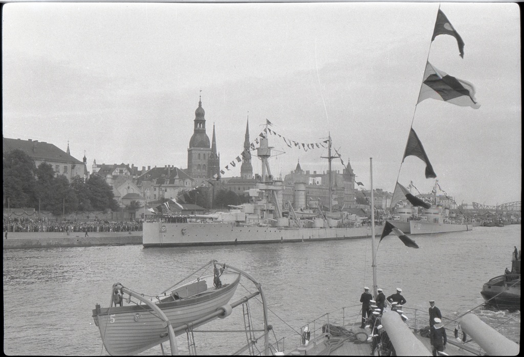 In Riga on 31 July 1929, the crown of Gustaf V's statsbeek; bakom pansarskeppet Drottning Victoria's yagarna av Ehrensköld-class EHRENSKÖLD (innerst, dold) och Nordenskjöld (med IK-nr. 12). Form not tagen från pansarskeppet Sverige.