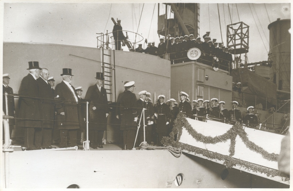 Kung Gustaf V på jacket till pansarskeppet Sverige vid avfärden från Riga efter det baltiska statsbes in juni 1929.