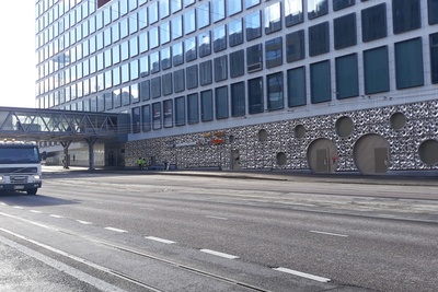 Pasilan asema, Ratapihantie 6. Taustalla Länsi-Pasilan rakennus. rephoto