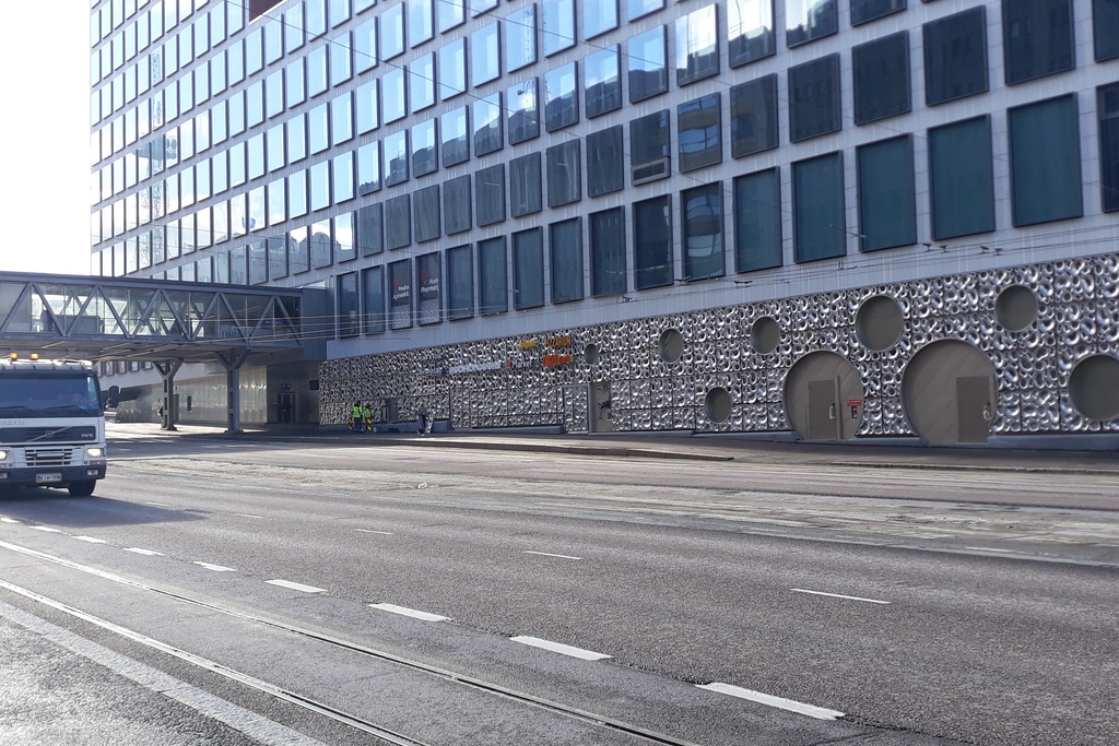 Pasilan asema, Ratapihantie 6. Taustalla Länsi-Pasilan rakennus. rephoto