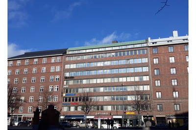 Fredrikinkatu 61. Suunnittelijat Rauno Raunio, Leena ja Kalle Niukkanen, 1958. Vieressä oikealla Fredrikinkatu 59. Vasemmalla Fredrikinkatu 63. Kuva otettu Kampin torilta. City-inventointi. rephoto