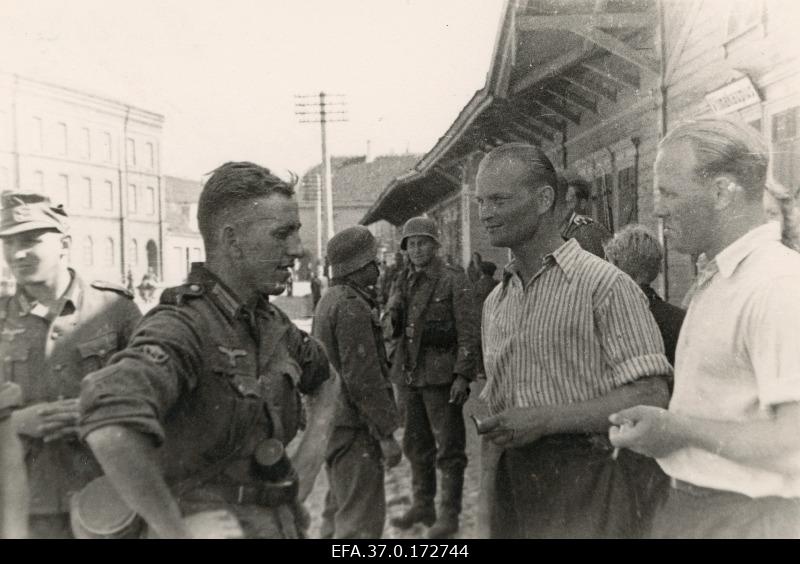 German soldiers chat with the inhabitants of Pärnu.