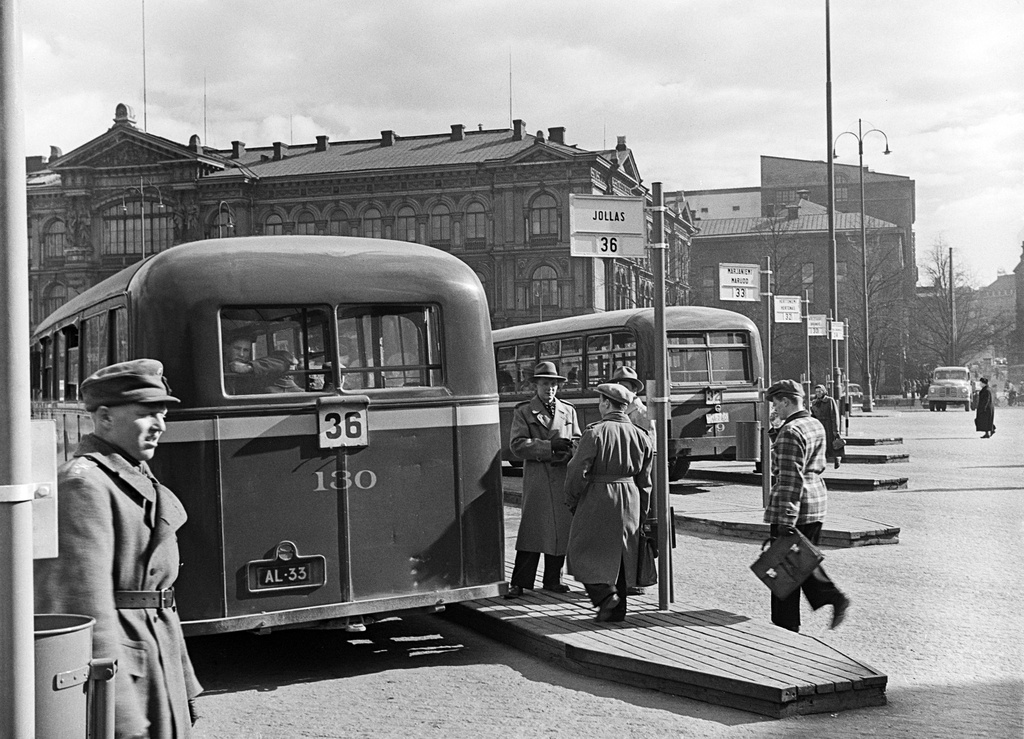 Linja-autojen lähtölaitureita Rautatientorilla. Laitureissa uudet linjakilvet.