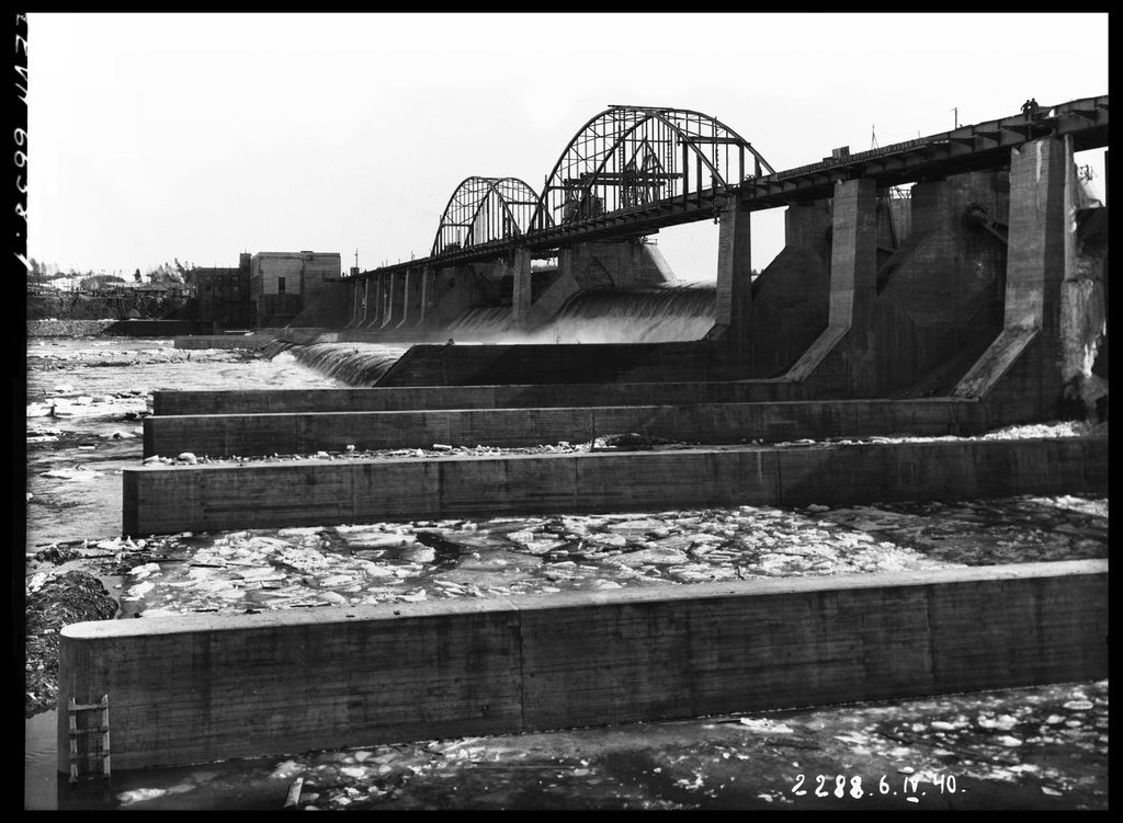Pavasara palu ūdeņu pārlaišana pār Ķeguma spēkstacijas aizsprostu. 1940.gada 6.aprīlis - From 1936 until 1940, the remarkable Latvian cameraman and photographer E. Kraucs (1898 – 1977) regularly, 1 – 2 times a week, photographically documented the construction of the Kegums power plant.