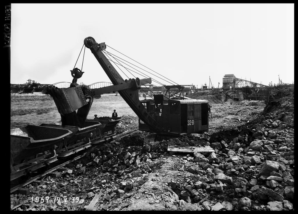 Ekskavators Ķeguma spēkstacijas plostu ceļa kanāla rakšanas darbos. 1939.gada 19.maijs - From 1936 until 1940, the remarkable Latvian cameraman and photographer E. Kraucs (1898 – 1977) regularly, 1 – 2 times a week, photographically documented the construction of the Kegums power plant.