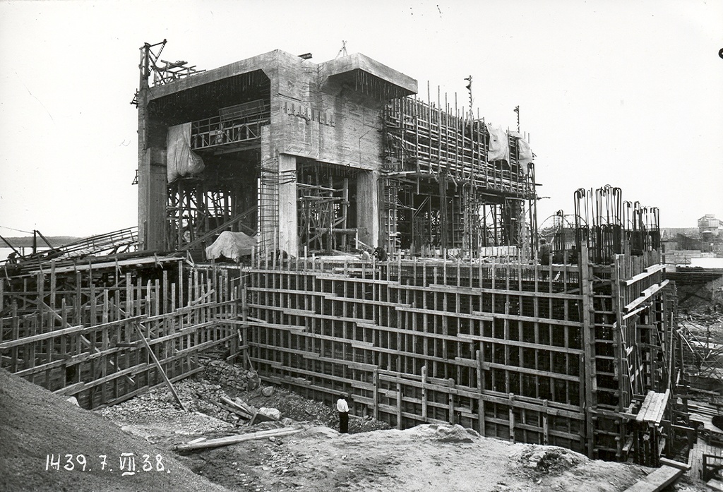 Ķeguma spēkstacijas ēkas būvdarbi. 1938.gada 7.jūlijs - From 1936 until 1940, the remarkable Latvian cameraman and photographer E. Kraucs (1898 – 1977) regularly, 1 – 2 times a week, photographically documented the construction of the Kegums power plant.