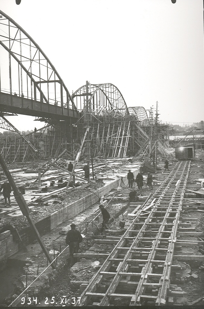 Ūdens pārlaides joslas betonēšana Ķeguma spēkstacijas aizsprosta pamatnē. 1937.gada 25.novembris - From 1936 until 1940, the remarkable Latvian cameraman and photographer E. Kraucs (1898 – 1977) regularly, 1 – 2 times a week, photographically documented the construction of the Kegums power plant.