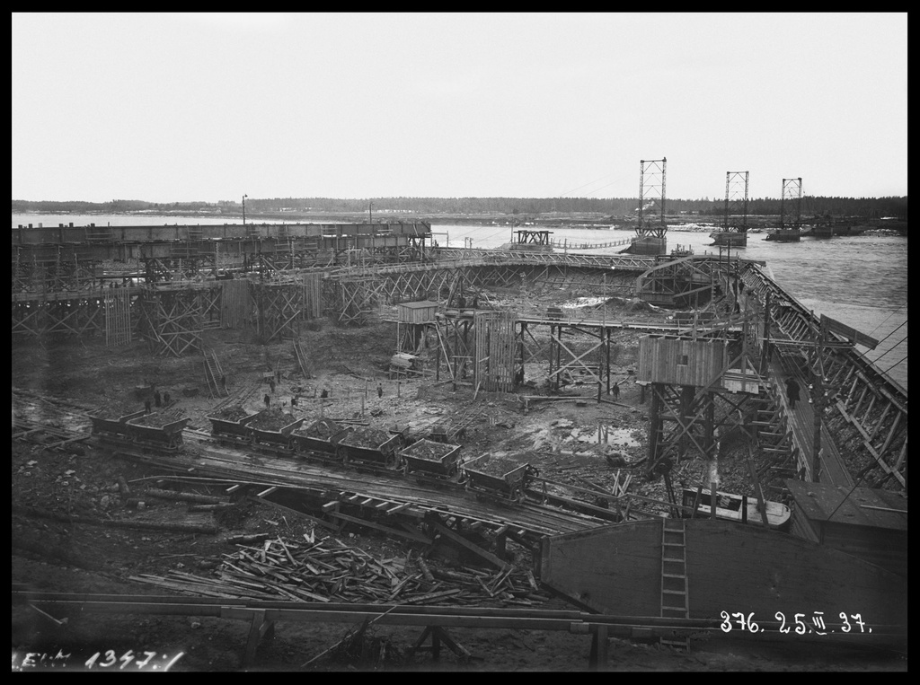 Vagonetes būvmateriālu transportēšanai Ķeguma spēkstacijas būvlaukumā. 1937.gada 25.marts - Ievērojamais latviešu kinooperators un fotogrāfs E.Kraucs (1898-1977) no 1936.-1940.gadam regulāri 1-2 reizes nedēļā veic Ķeguma spēkstacijas celtniecības fotofiksāciju.