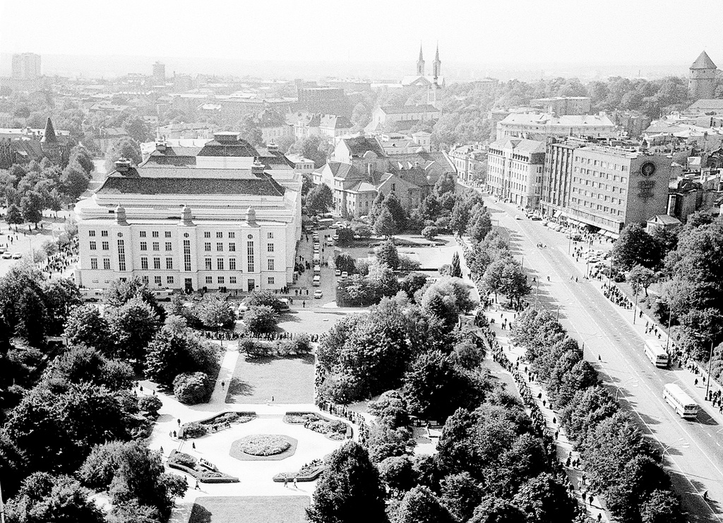 Georg Otsa matus Estonias Hotell Viru katuselt 1975