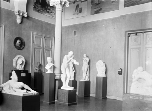 Skulpturer i ett museum (Ateneum?). (1890-1910)