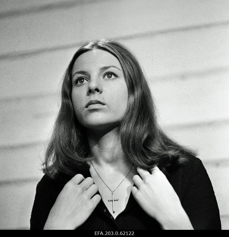 Gerlinda Koppelman as Saale in "Girl in Black" by "Tallinnfilm".