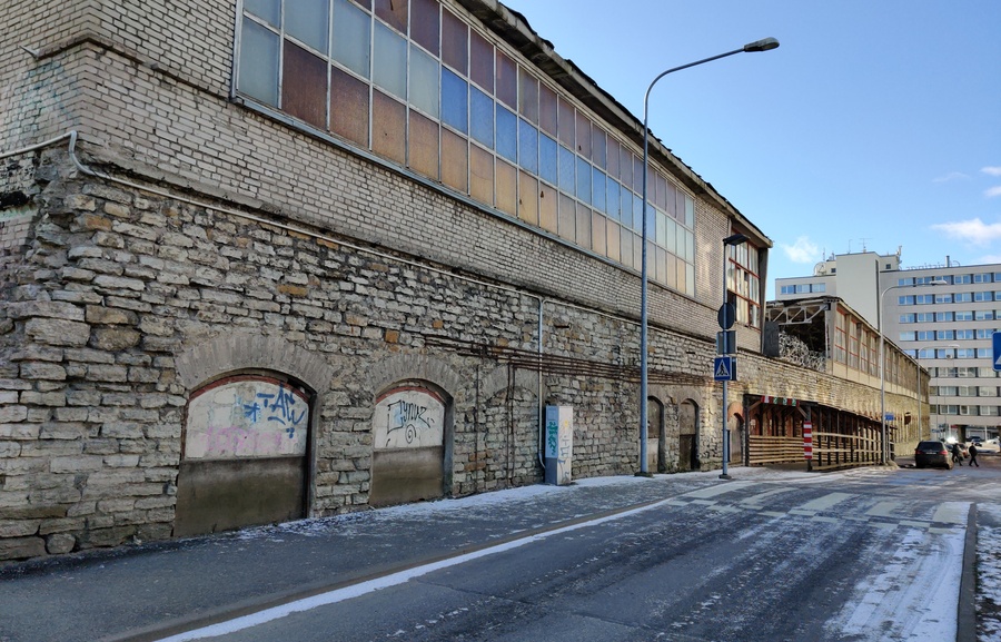 Buildings of Tallinn Vinery and Furniture Combination (end. A. m. Luther factory) - ruins of the bottom and factory after bombing in March rephoto