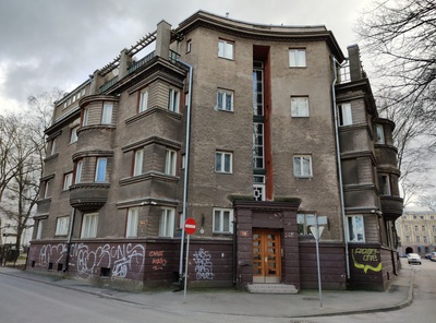 Elamu Tallinnas Karu tn, vaade hoonele nurgalt. Arhitekt Karl Burman rephoto