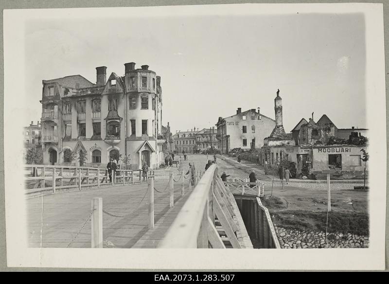 War breaks in Tartu, ruins on Holm Street, view of the temporary wooden bridge