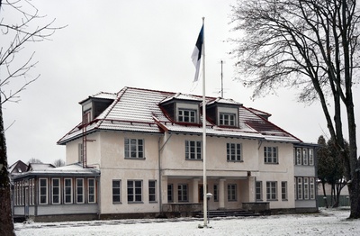 The adjutant of the 3rd Division of Inspectors of the Estonian Army in front of the headquarters of the Simmo Division in Pärnu. rephoto