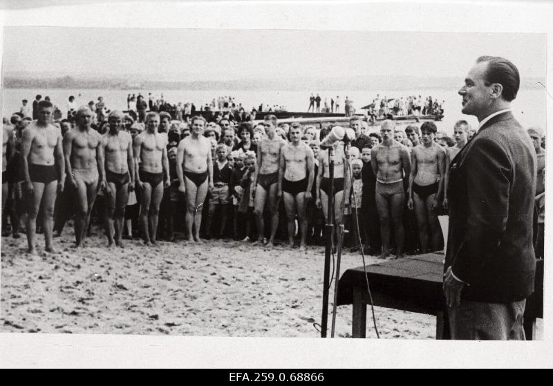 Soviet Union folk artist Georg Ots is opening a swimming competition over Lake Tamula.