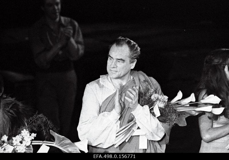 Georg Ots Don Quiote, the soloist of the Rat “Estonia” after the performance of M.Leigh’s music “Man from La Mancha” on stage.