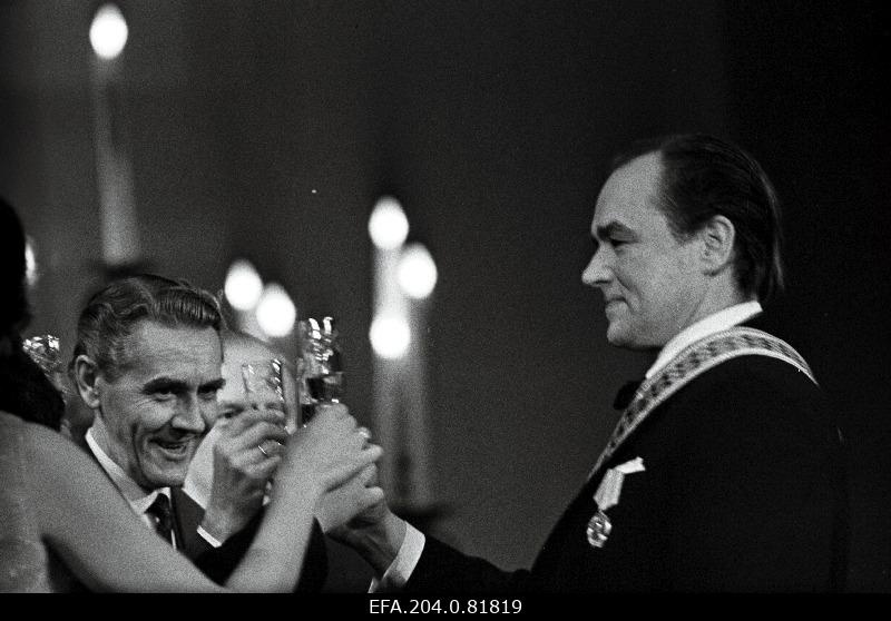 On his 50th birthday Georg Otsa, the Soviet Union's folk artist, Rat "Estonia", congratulates Paul Mägi, the director of the Rat "Estonia".