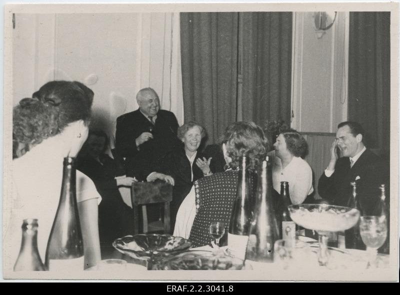 Meeting of younger generation cultural figures organized by the editorial of the magazine "The Women of the Councils" with revolutionary veterans. Alma Vaarman talks joke stories, listens to Oskar Sepre, Georg Ots and others.