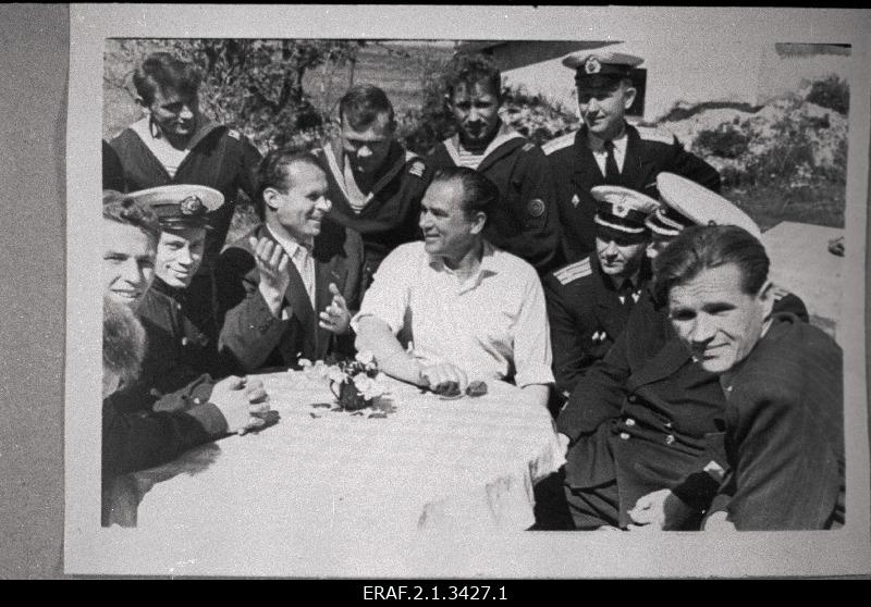 The Soviet National Artist Georg Ots visited the Navy with a chefluss concert.