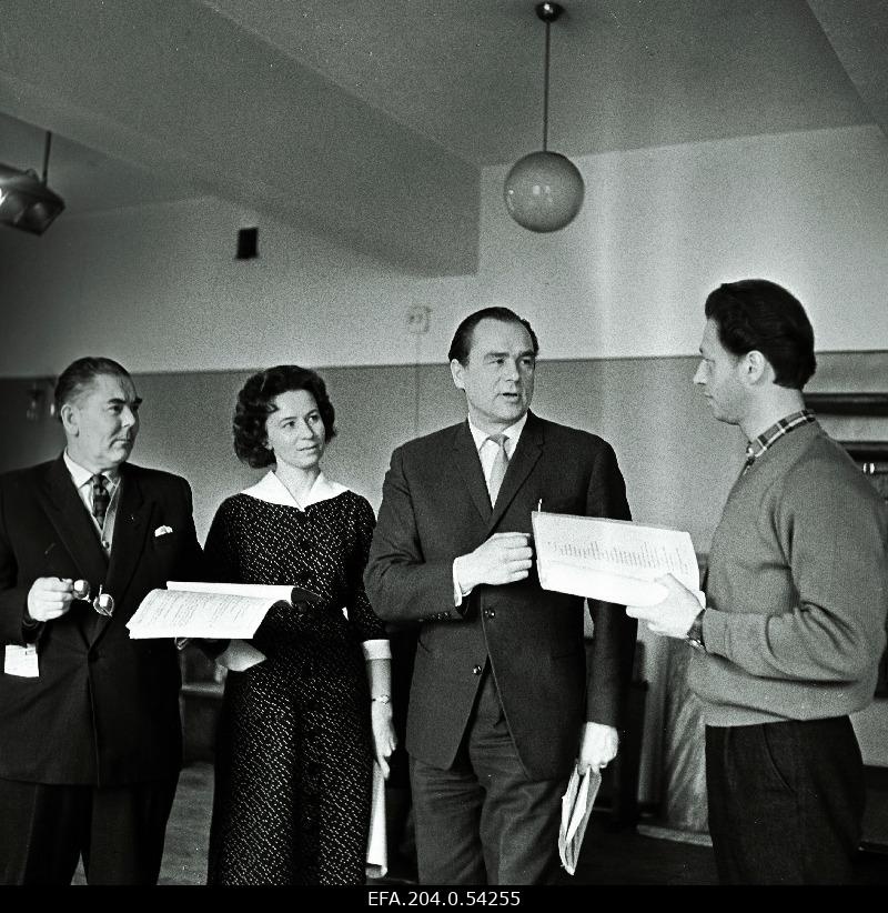 The Soviet Union's folk artist Georg Ots was supervised by a. Meringu, h. Sammelselga and ENSV's servant artist h. Vasara in his first performance at the “Kõrbelaul” equipment test.