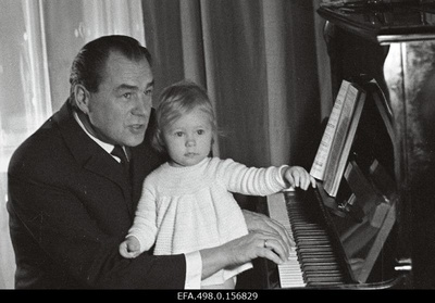 Rat “Estonia” soloist Georg Ots with her daughter Marianne.  similar photo