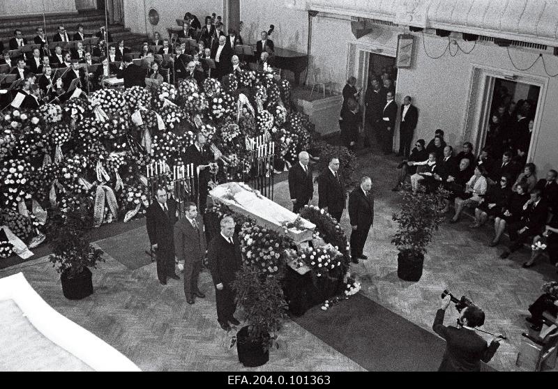 At the funeral service "Estonia" Georg Otsa, the Soviet folk artist, Rat "Estonia" speaks A.Green, Deputy Chairman of the Council of Ministers of the USSR.