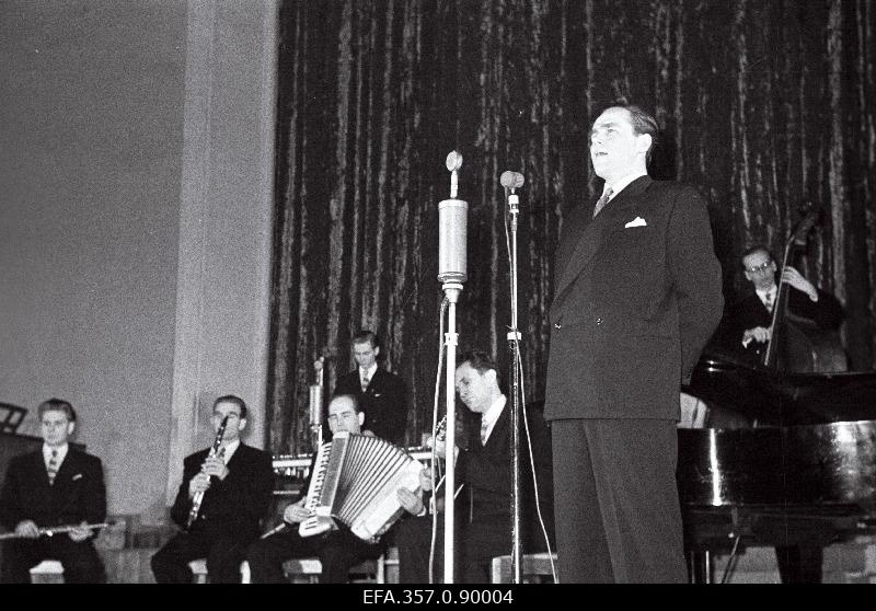 Rat "Estonia" soloist Georg Ots e. Laansoo performs in the concert hall at the concert hall.