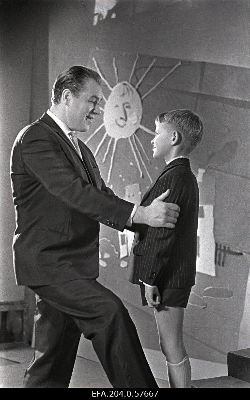 The Soviet Union's folk artist Georg Ots and son Hendrik in filming the new artistic film "Laws the Soviet Union's folk artist" in Tallinn TV studio.