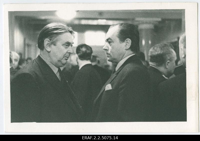 Delegates and guests of the 16th Congress of the ECB in a conversation during the interim sessions of the Congress. From the left cultural figures Kaarel Ird and Georg Ots.