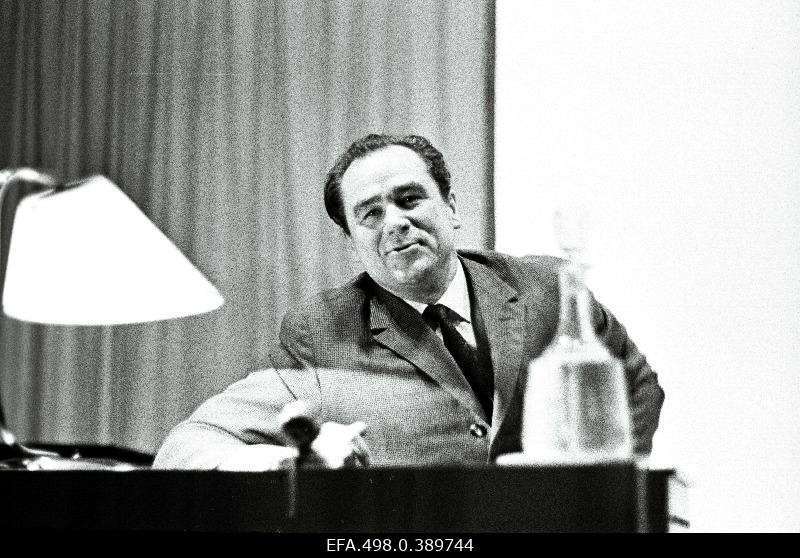 Singer Georg Ots at the Theatre and Music Museum at the meeting evening.