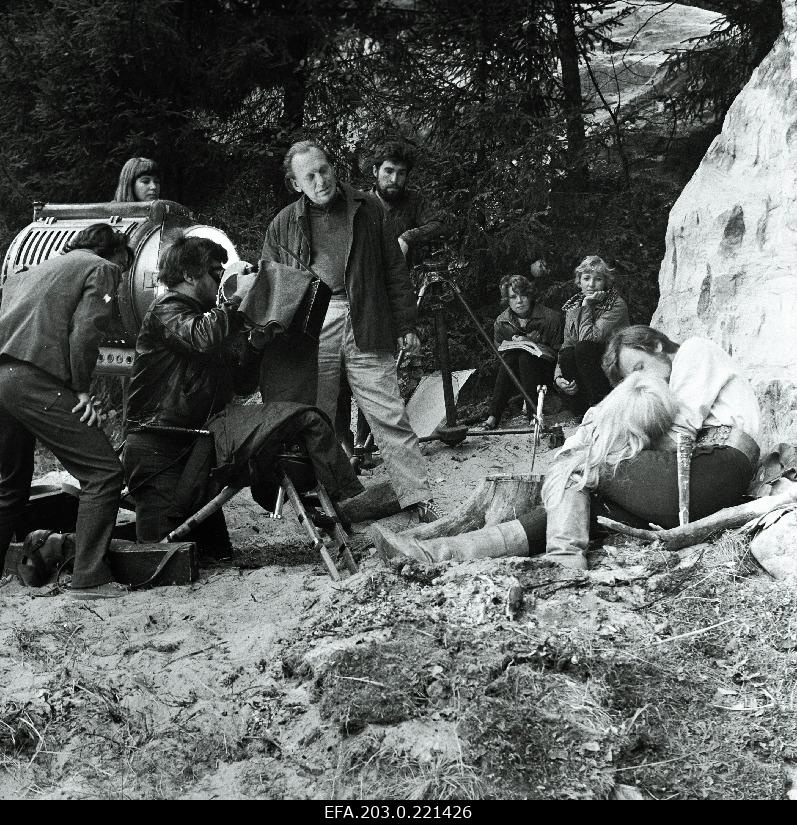 Filming Agnese (Ingrida Andrina) and Gabriel (Aleksandr Goloborodko) lembetsenic with the film "Last relic". There is director-designer Grigori Kromanov, behind the camera is operator-designer Jüri Garšnek.