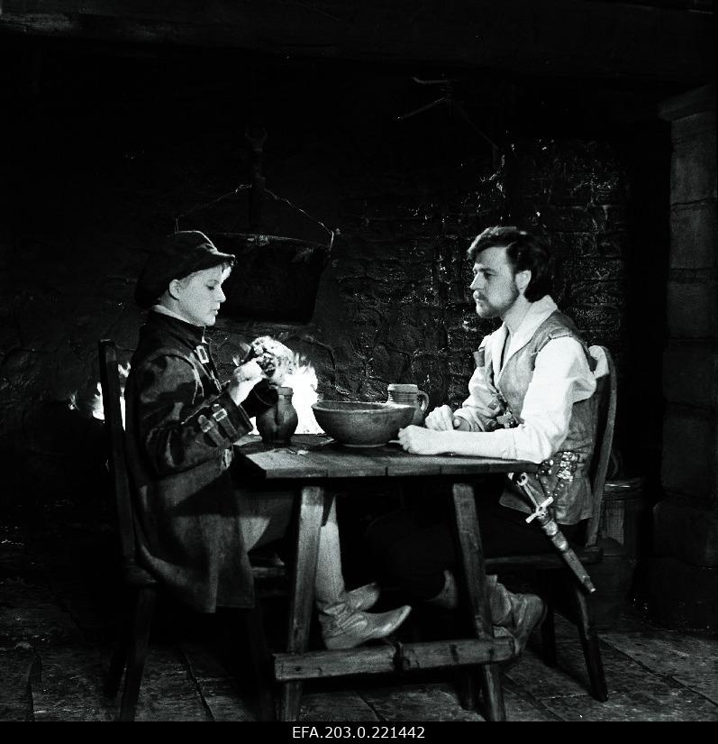 Tallinn movie "Last reliikvia". Gabriel (Aleksandr Goloborodko) and a man’s garments at Agnes (Ingrida Andrina) to eat.