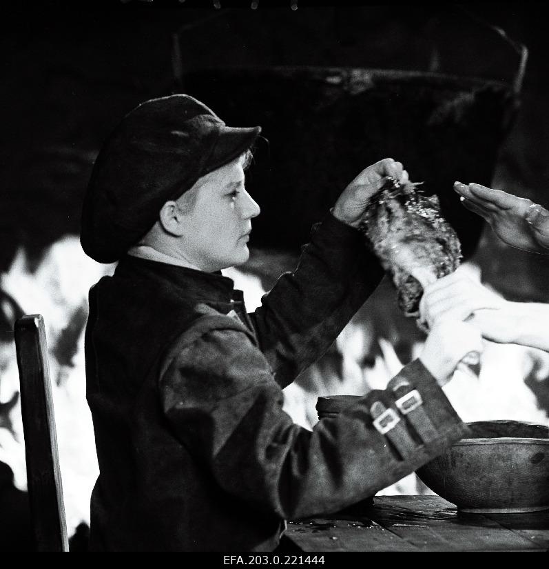 Tallinn movie "Last reliikvia". The man's clothes in Agnes (Ingrida Andrina) were stunning.