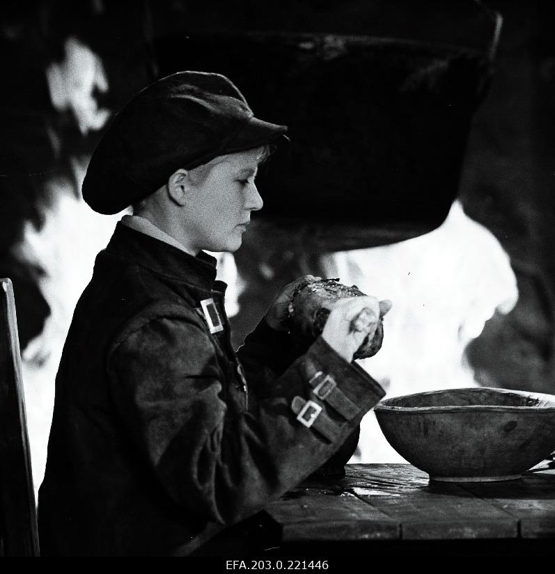 Tallinn movie "Last reliikvia". The man's clothes in Agnes (Ingrida Andrina) were stunning.