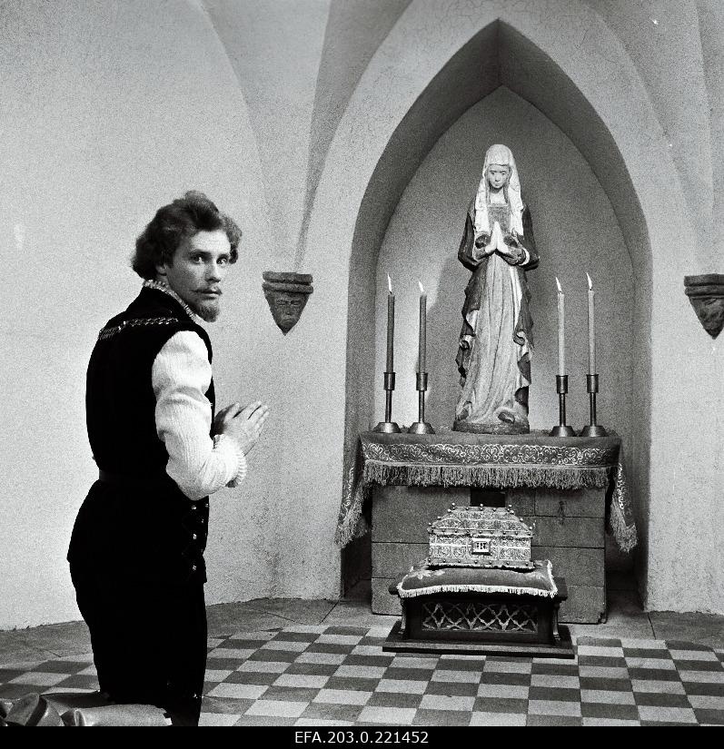 Tallinn movie "Last reliikvia". Hans von Risbiter (Raivo Trass) knees in front of the altar.