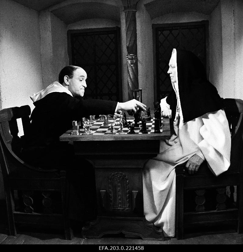 Tallinn movie "Last reliikvia". Brother Johannes (Rolan Bõkov) and abtiss (Elsa Radzina) play malet.